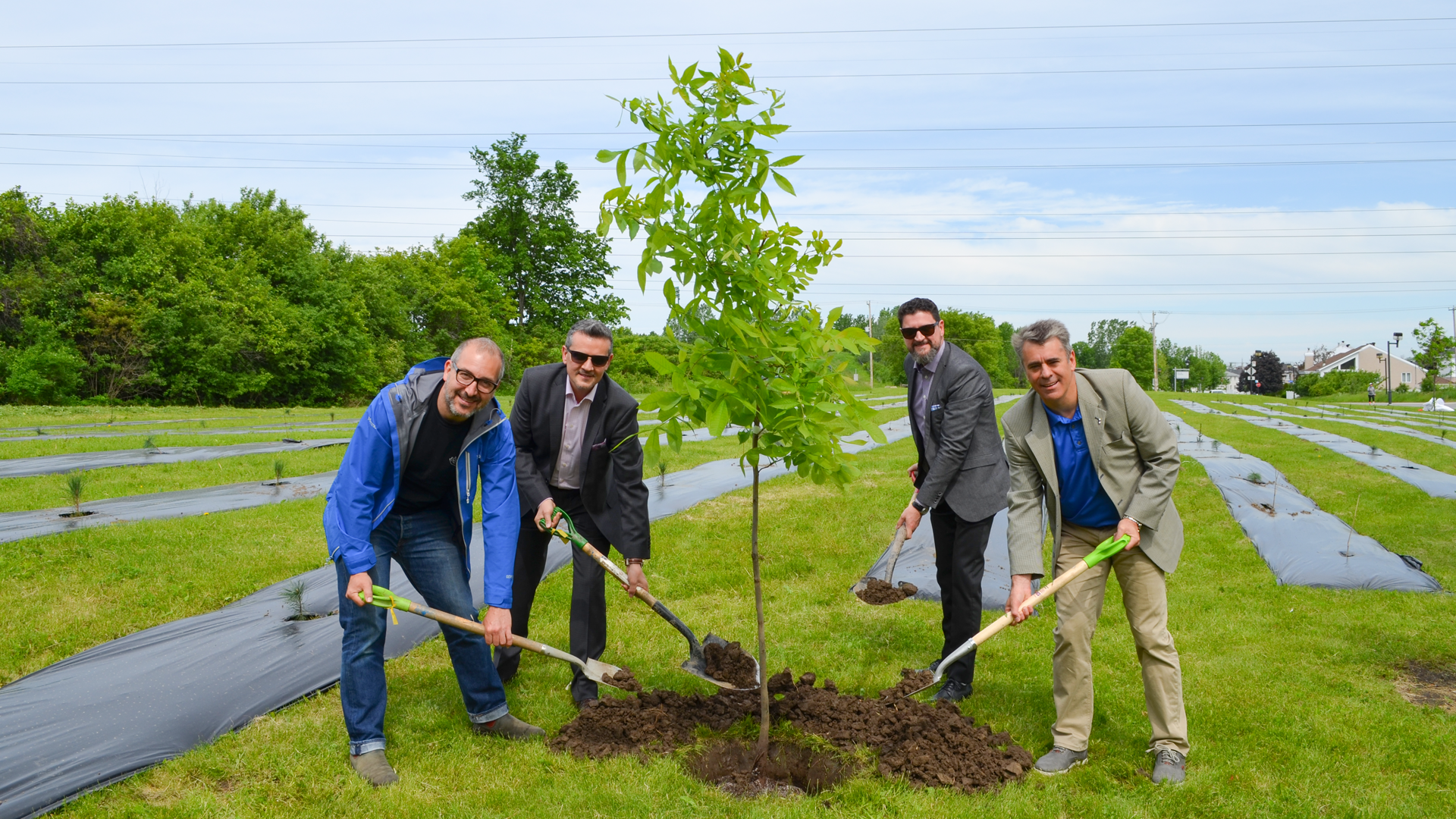 jour_de_la_terre_quebec_qc_evenement_plantation_protocolaire_laval_jaguar_land_rover_2017_375000_arbres