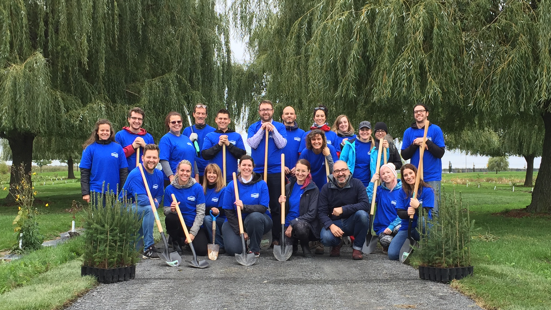 Photo_officielle_plantation_lowe's_jour_de_la_terre